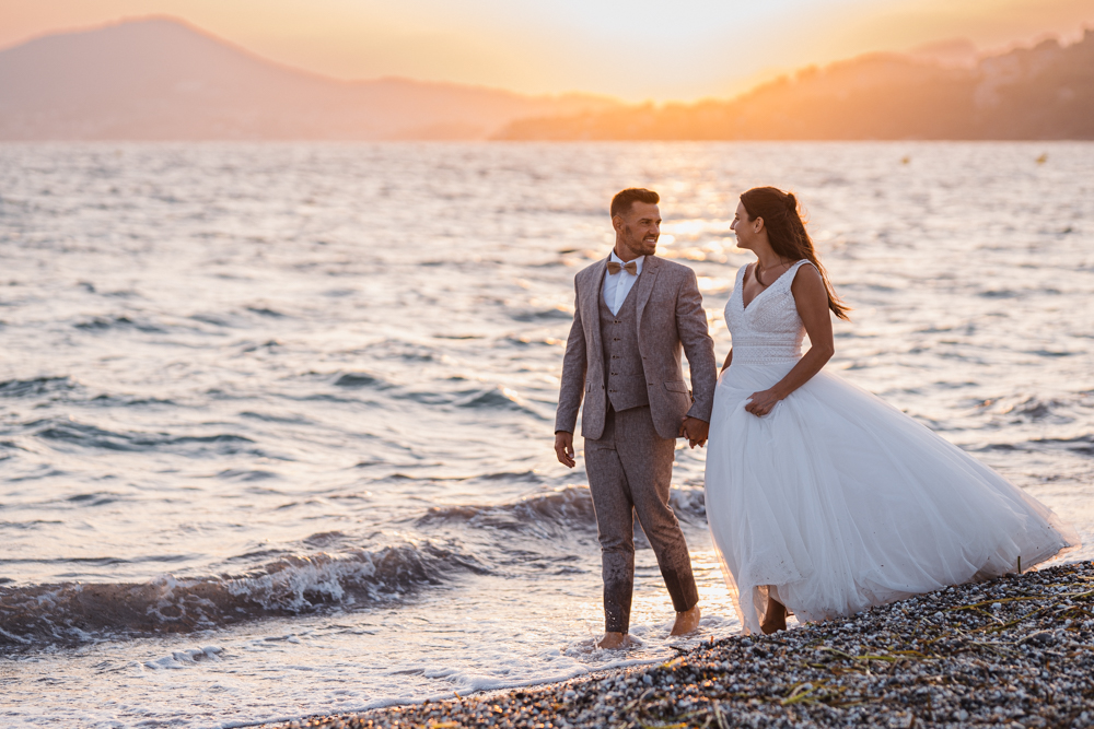 Séance After Day Mariage dans le Var un couple marche au bord de l'eau