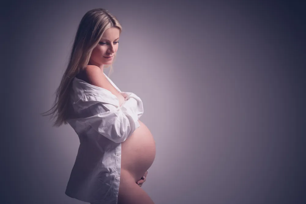 future maman pose nu pour un shooting studio à Draguignan