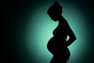 silhouette d'une future maman shooting studio