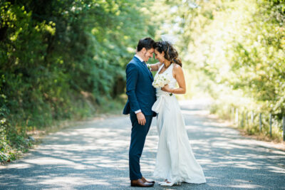 Des jeunes mariés posent à l'occasion de la leur mariage dans le Var
