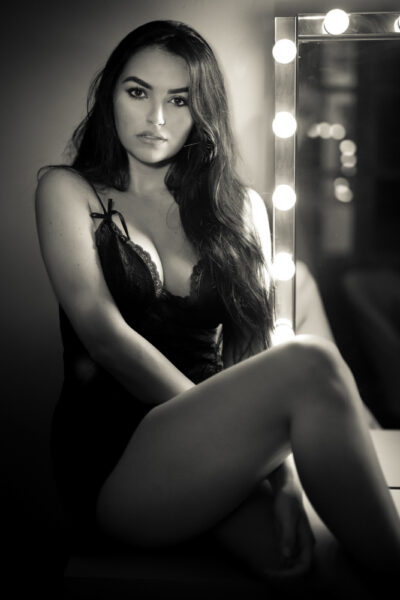 Jolie modèle photo pose en lingerie pour un shooting photo à Draguignan dans le Var