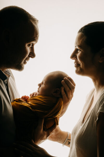 jeunes parents avec leur bébé à l'occasion de la séance photo à Draguignan