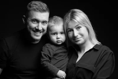 Séance photo famille à Draguignan, des jeunes parents posent avec leur petit garçon