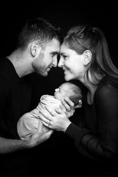 Papa maman posent avec leur bébé pour sa séance photo à Draguignan