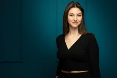 Une jolie jeune femme prend la pose lors d'une séance photo en studio à Draguignan