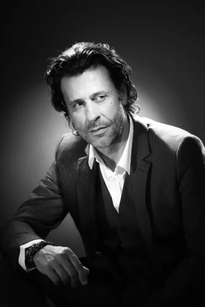 portait d'un homme en noir et blanc à la façon des studio Harcourt