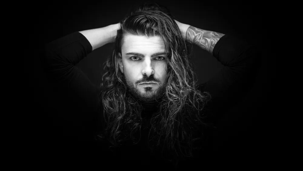 Portrait studio d'un jeune homme en noir et blanc au studio photo de Draguignan