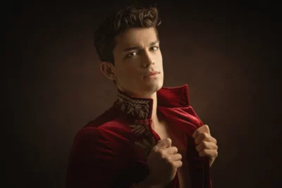 Portrait d'un très beau jeune homme tenant sa veste à l'occasion d'un shooting photo en studio à Draguignan